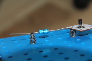 Befestigung des Bauteils auf der Grundplatte