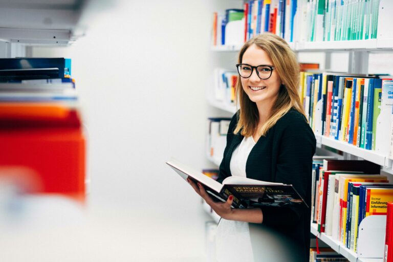 Mitarbeiterinnen im Schulservice freuen sich auf Ihre Kontatkaufnahme